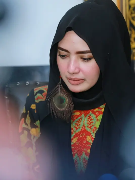 Ia juga tak mengerti salahnya dimana hingga akhirnya dicap sebagai perebut suami orang. Apalagi merusak rumah tangga Opick dengan istri pertamanya. (Adrian Putra/Bintang.com)