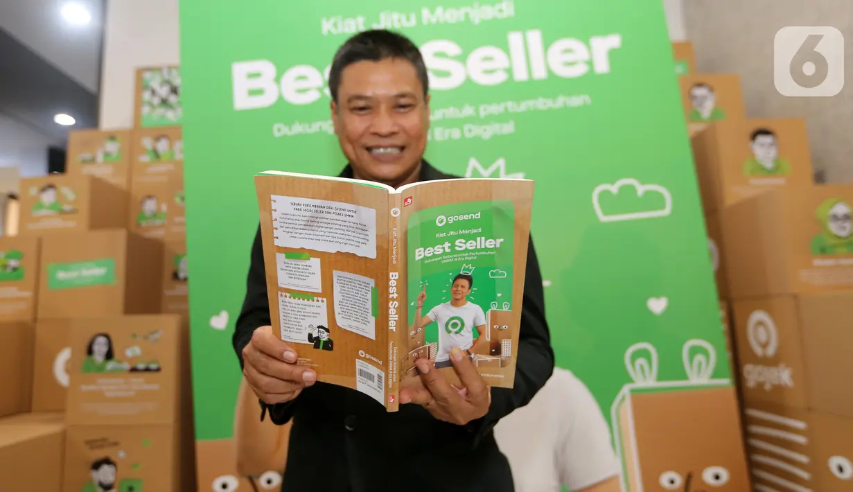 Pakar marketing sekaligus penulis buku Kiat Jitu Menjadi Best Seller Yuswohady menunjukkan buku Kiat Jitu Menjadi Best Seller: Dukungan GoSend untuk Pertumbuhan UMKM di Era Digital di Sarinah, Jakarta Selasa (24/5/2022). Menggandeng berbagai pakar bisnis, buku ini merangkum lanskap dan beragam strategi bisnis UMKM di era digital, mulai dari strategi menangkap peluang dan merintis usaha baru setelah pandemi, strategi social selling, hingga tips membangun loyalitas konsumen. (Liputan6.com/Fery Pradolo)