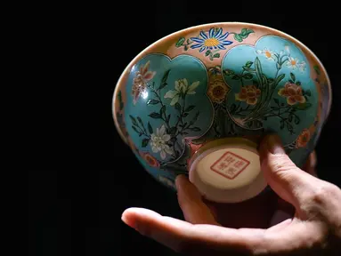 Wujud mangkuk Dinasti Qing saat dipamerkan di Rumah Lelang Sotheby's di Hong Kong, Kamis (2/3). Mangkuk tersebut sangat langka dan diperkirakan hanya ada tiga di dunia. (ANTHONY WALLACE/AFP)