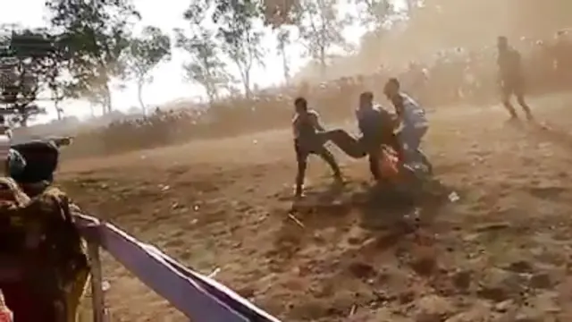 Sejumlah pria mengevakuasi wanita yang tertabrak kuda di lintasan pacuan kuda, Kebumen. (Liputan6.com/Facebook/Andre Noval/Muhamad Ridlo)