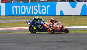 Insiden yang melibatkan Marc Marquez dan Valentino Rossi pada MotoGP Argentina 2018. (Twitter/MotoGP)