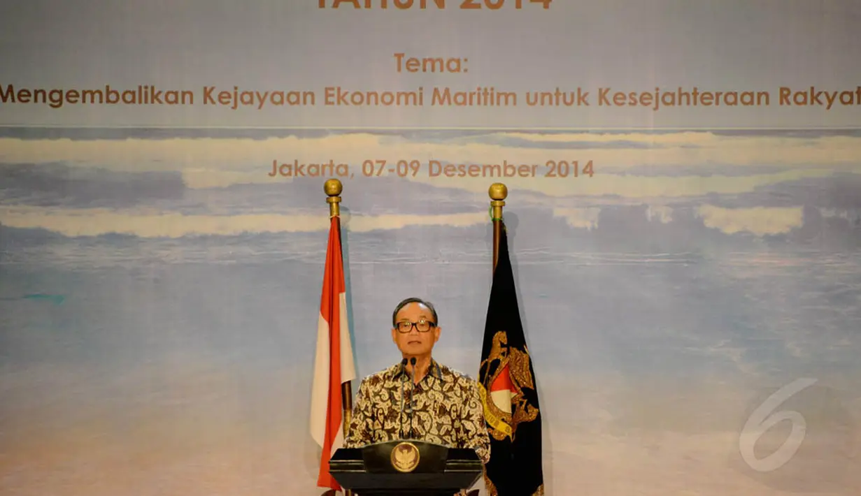 Ketua Umum Kadin, Suryo Bambang Sulisto saat memberi sambutan di depan peserta rapat, Jakarta, Senin (8/12/2014). (Liputan6.com/Faizal Fanani)