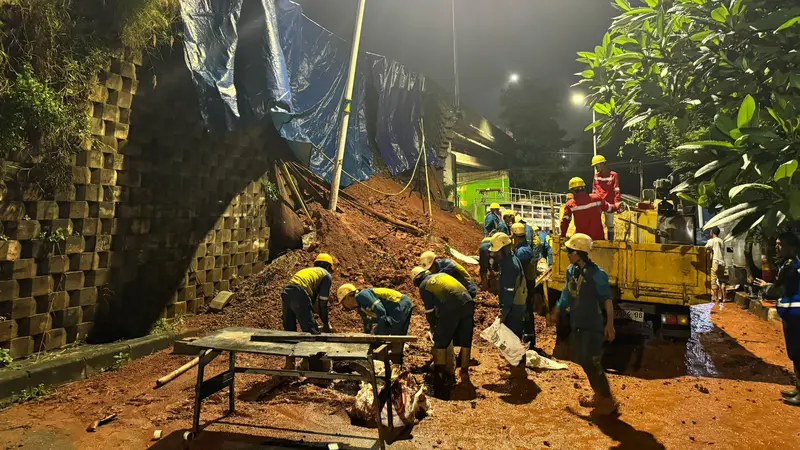 Terjadi longsor dinding penahan tanah Segmental Retaining Wall (SRW), atau turap pada akses keluar (off ramp) Veteran Ruas Tol JORR W2S di kawasan Bintaro, Jakarta Selatan. (Foto: Istimewa)