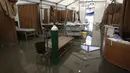 Hal ini untuk menghindari risiko infeksi bagi pasien. Tampak dalam foto, genangan air menutupi lantai tenda darurat milik Rumah Sakit Nasser, yang berfungsi sebagai tempat penerimaan pasien rawat jalan dan departemen gawat darurat, setelah hujan lebat di Khan Yunis di Jalur Gaza selatan pada 26 Maret 2026. (Bashar Taleb/AFP)