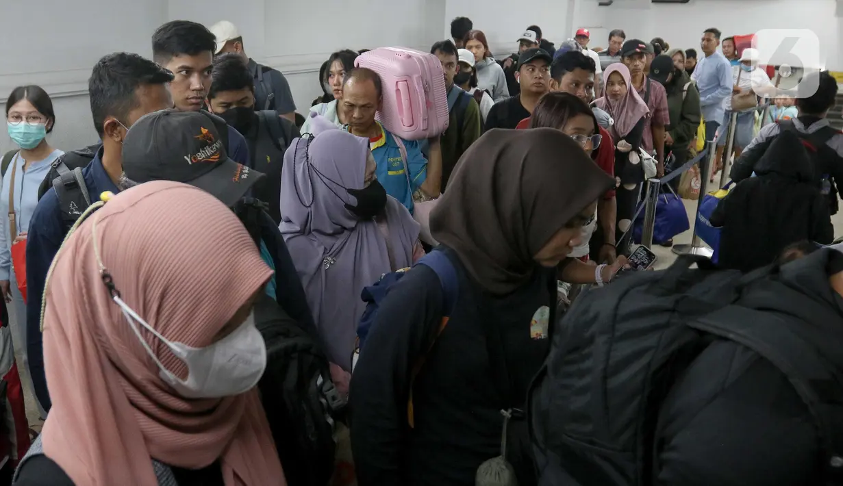 Sementara itu, data per 5 April 2025 menunjukkan angka tak jauh berbeda, yakni 52.060 penumpang yang masuk wilayah Daop 1 Jakarta. (Liputan6.com/Herman Zakharia)