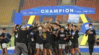 Elite Pro Academy (EPA) 2021: Di U-16, PSM menjadi juara setelah menang 2-1 atas Persib U-16, sementara untuk U-18, Bali United sebagai juaranya setelah menekuk Persib 2-0. (Bola.com/Erwin Snaz)