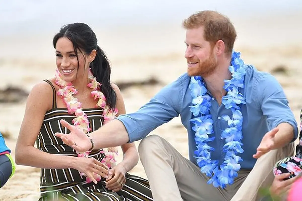 Inspirasi gaun pantai bagi ibu hamil ala Meghan Markle