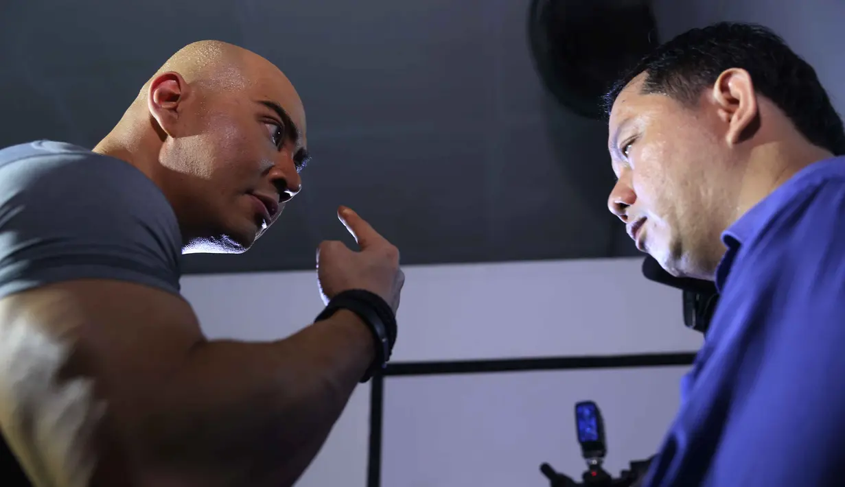 "Orang itu kita bawa ke sini sekarang. Karena saya kasih pilihan mau dituntut atau akui kesalahan dan mengatakannya di hadapan media," ujar Deddy Corbuzier di kawasan Kalibata, Jakarta Selatan, Senin (8/2/2016). (Nurwahyunan/Bintang.com)