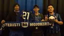 Para pendukung Inter Milan menunjukan atribut milik mereka yang sudah ditandatangani oleh legenda hidup Inter Milan, Youri Djorkaeff pada acara Meet and Great Inter Legend di Bali, Jumat (28/8/2015). (Bola.com/Vitalis Yogi Trisna)