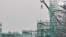 Aktivitas pekerja menyelesaikan proyek pembangunan Kereta Cepat Jakarta-Bandung (KCJB) di kawasan Halim, Makasar, Jakarta, Rabu (2/6/2021). Progres pembangunan konstruksi KCJB telah mencapai 73 persen dan ditargetkan masuk tahap uji coba operasional pada akhir 2022. (merdeka.com/Iqbal S Nugroho)