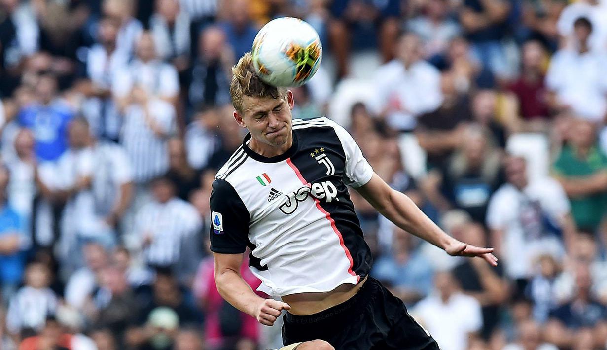 Bek Juventus, Matthijs De Ligt, menyundul bola saat melawan SPAL pada laga Serie A di Stadion Allianz, Sabtu (28/9). Juventus menang 2-0 atas SPAL.  (AP/Alessandro Di Marco)