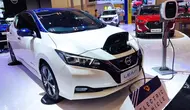 Nissan LEAF ditampilkan pada booth Nissan Indonesia menjelang Gaikindo Indonesia International Auto Show (GIIAS) 2021. Sama seperti mobil ramah lingkungan lainnya, LEAF mendapatkan tanda khusus mobil listrik. (Otosia.com/Arendra Pranayaditya)