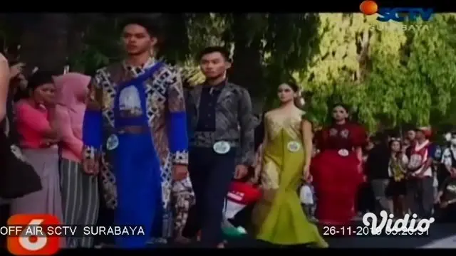 Lazimnya sebuah Fashion Show digelar di sebuah panggung megah di sebuah gedung yang mewah. Namun di Banyuwangi, kegiatan peragaan busana digelar di sebuah trotoar yang ada di tengah kota.