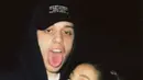 Namun sepertinya usia hubungan yang baru seumur jagung tak membuat Ariana Grande dan Pete Davidson ragu akan cinta mereka. (instagram/arianagrande)