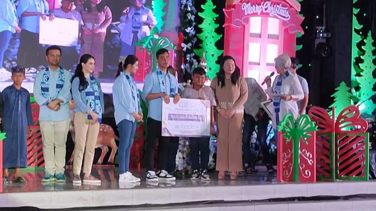 Gibran Rakabuming Raka saat memberikan bantuan bagi anak-anak di sela-sela perayaan Natal di Emmanuel Amphitheater Wisma Lorenzo Desa Lotta, Kecamatan Pineleng, Kabupaten Minahasa, Sulut.