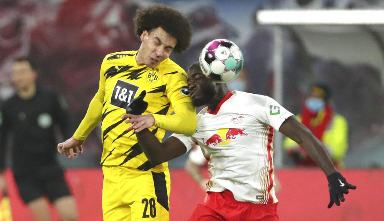 Pemain Borussia Dortmund, Axel Witsel, duel udara dengan pemain RB Leipzig, Dayot Upamecano, pada laga Bundesliga di Stadion Red Bull Arena, Sabtu (9/1/2021). Dortmund menang dengan skor 3-1. (AP/Michael Sohn)