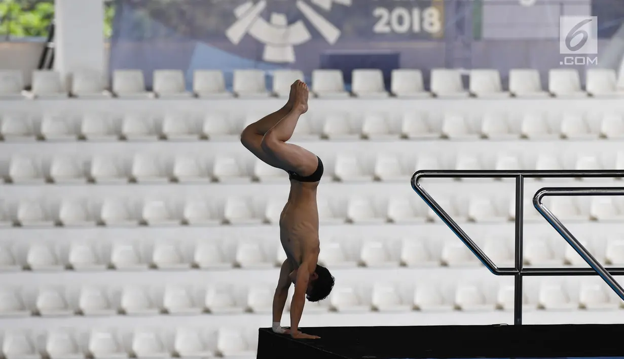 Atlet loncat indah saat bersaing pada nomor mens's 10m platform preliminary Asian Games 2018 di Jakarta, Sabtu (1/9). (Merdeka.com/Imam Buhori)