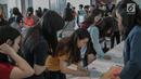 Para peserta melakukan registrasi acara Emtek Goes To Campus (EGTC) 2018 di Universitas Kristen Petra, Surabaya, Rabu (14/11). Bertempat di Auditorium Kampus Timur, EGTC 2018 ini berlangsung hingga 15 November mendatang. (Liputan6.com/Faizal Fanani)