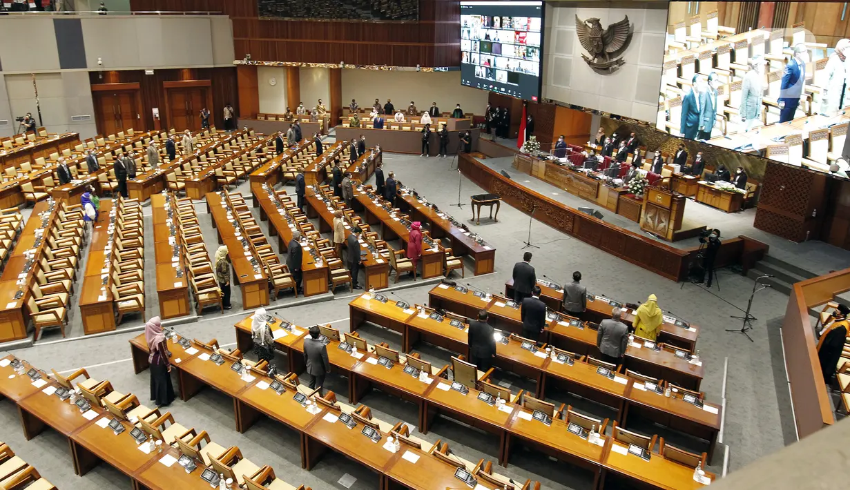 Suasana Rapat Paripurna Pelantikan Lodewijk F. Paulus sebagai Wakil Ketua DPR di Ruang Rapat Paripurna, Jakarta, Kamis (30/9/2021). Lodewijk F. Paulus dilantik sebagai Wakil Ketua DPR Bidang Politik dan Keamanan menggantikan Azis Syamsuddin. (Liputan6.com/Johan Tallo)