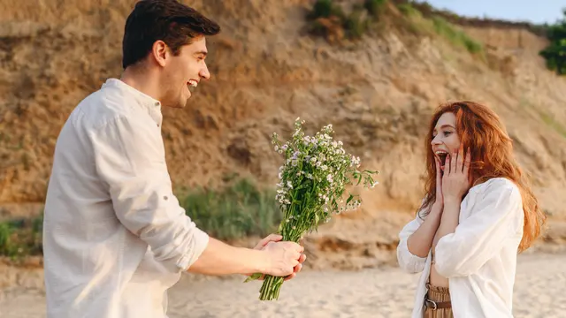 perempuan dan pasangan oktober berdua bunga