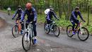 Karim Benzema mengendarai sepeda di Pusat latihan Timnas Prancis di Clairefontaine-en-Yvelines, Rabu (26/5/2021). Benzema kembali memperkuat Timnas Prancis setelah enam tahun absen. (AFP/Franck FIfe)