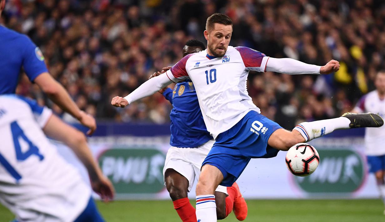 Gelandang Islandia, Gylfi Sigurdsson pada laga kedua Kualifikasi Piala Eropa 2020 Grup H yang berlangsung di Stadion Stade de France, Paris, Selasa (26/3). Perancis menang 4-0 atas Islandia. (AFP/Franck Fife)