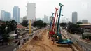 Sejumlah alat berat terparkir di area pembangunan underpass Mampang Prapatan, Jakarta, Sabtu (24/6). Terkait libur Hari Raya Idul Fitri 1438 H, aktivitas pembangunan underpass Mampang Prapatan dihentikan sementara. (Liputan6.com/Helmi Fithriansyah)