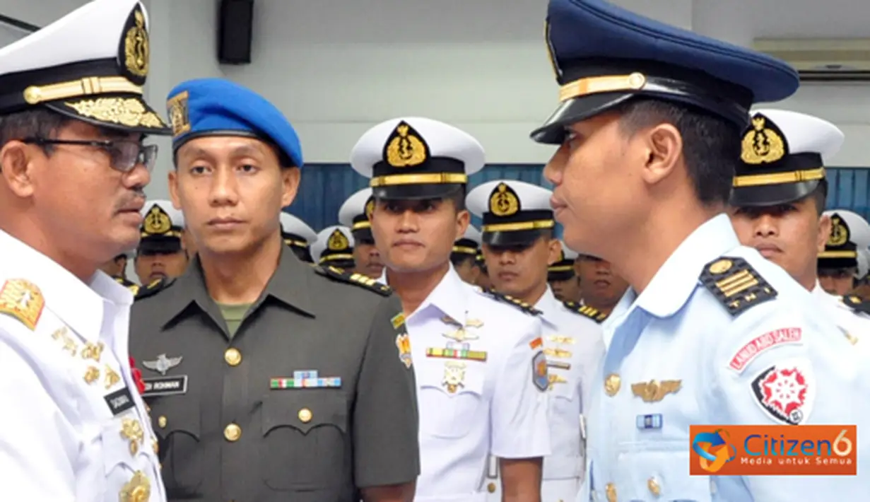 Citizen6, Bumimoro: Dankobangdikal Menyerahkan Medali Dan Ijasah Kepada Lulusan Terbaik Yang Diraih Kapten Laut (P) R Muhammad Candra Sekaligus Berhak Mendapatkan Adi Jala Yudha. (Pengirim: Penkobangdikal)