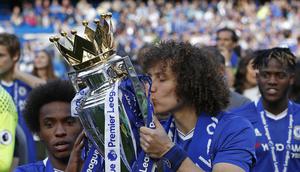 David Luiz. Sempat meninggalkan Chelsea pada 2014/2015 dan bergabung dengan PSG selama 3 musim, ia kembali ke Chelsea pada 2016/2017 saat kedatangan Antonio Conte. Ia mampu tampil apik di 33 laga Premier League lewat skema 3 bek yang berujung gelar Liga Inggris pertamanya. (AFP/Ian Kington)