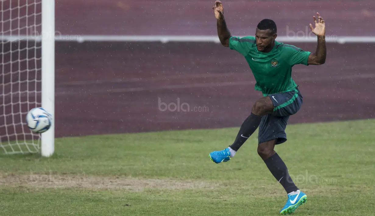 Striker Timnas Indonesia, Marinus Wanewar, melepaskan tendangan saat latihan di Stadion UKM, Selangor, Sabtu (19/8/2017). Latihan ini merupakan persiapan jelang laga SEA Games melawan Timor Leste. (Bola.com/Vitalis Yogi Trisna)