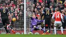 Pemain Arsenal, Theo Walcott, mencetak gol ke gawang Leicester City dalam laga Liga Inggris di Stadion Emirates, London, Minggu (14/2/2016). (AFP/Glyn Kirk)