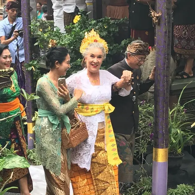 Berasal dari Australia, Ini 6 Potret Kebersamaan Happy Salma dan Ibu Mertua
