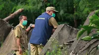 Wakil Wali Kota Bekasi, Tri Adhianto, meninjau lokasi tanggul Kali Bekasi yang ambruk di Perumahan Pondok Gede Permai, Jatiasih, Kota Bekasi, Senin (15/2/2021). (Ist)