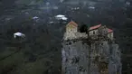 Sebuah gereja tampak berada di atas bukit. Penduduk setempat menyebutnya Pilar Katskhi yaitu monolit batu kapur yang menjulang setinggi 40 meter, terletak di Desa Katskhi, Georgia, Jumat (27/11/2015). (Reuters/ David Mdzinarishvili)