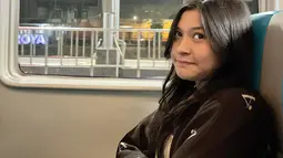 Gaya penampilan Nasha Anaya sukses tuai atensi publik. Banyak yang terpesona dengan cantiknya sosok Nasha Anaya. Paras cantik dari Okie Agustina diwarisi oleh Nasha Anaya. (Liputan6.com/IG/nasha.anayaa)