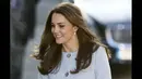 Senyum Kate Middleton yang selalu mengembang menambah paras cantik istri Pangeran William tersebut, London, Inggris, Senin (19/1/2015). (AFP PHOTO/Stefan WERMUTH/POOL)