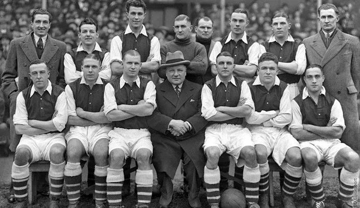 Arsenal menjadi klub kedua yang mampu menjuarai Liga Inggris selama 3 musim berurutan, yaitu pada 1932/1933 hingga 1934/1935. Tiga gelar tersebut menjadi gelar ke-2 hingga ke-4 Arsenal yang hingga kini telah mengoleksi total 13 trofi juara Liga Inggris. Gelar Liga Inggris terakhir yang diraih The Gunners terjadi pada musim 2003/2004.(arsenal.com)
