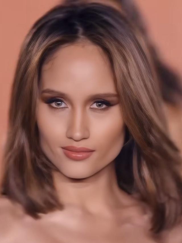 Cinta Laura di Paris Fashion Week. [@claurakiehl]