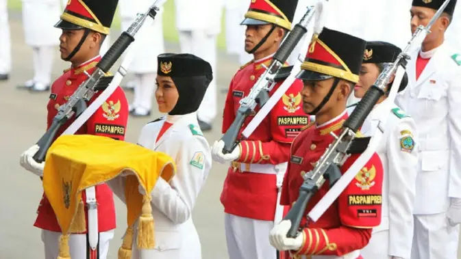 <p>Cut Aura Maghfirah Putri Wakil dari DI Aceh Merupakan Pembawa Baki Paskibraka Nasional 2016 (Dokumentasi Istana Negara Republik Indonesia)</p>