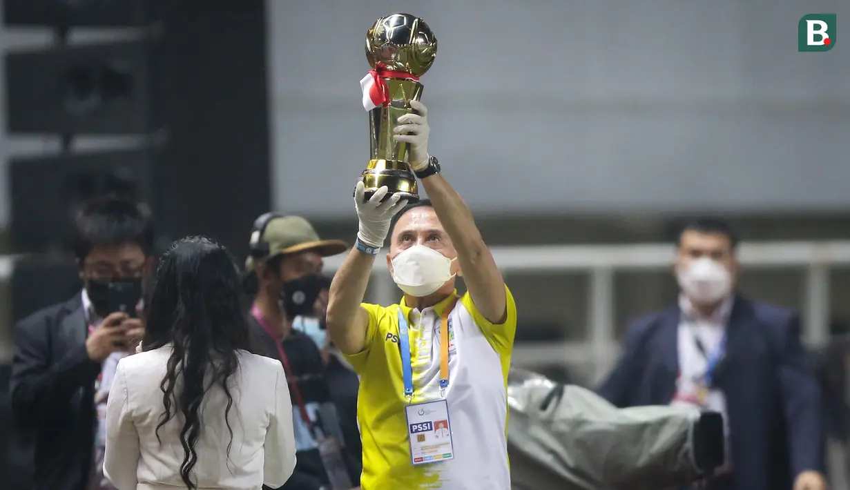 Ketua Umum PSSI, Mochamad Iriawan meletakkan trofi Liga 2 2021 sebelum laga final Liga 2 2021 antara Rans Cilegon FC melawan Persis Solo di Stadion Pakansari, Bogor, Kamis (30/12/2021). (Bola.com/Bagaskara Lazuardi)