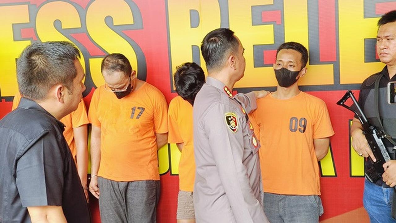 Kapolresta Pekanbaru berbincang dengan pembuat sabu yang ditangkap di Bangkalan Madura saat pengembangan penerima kiloan sabu dan ribuan pil ekstasi dari Bandara Pekanbaru.