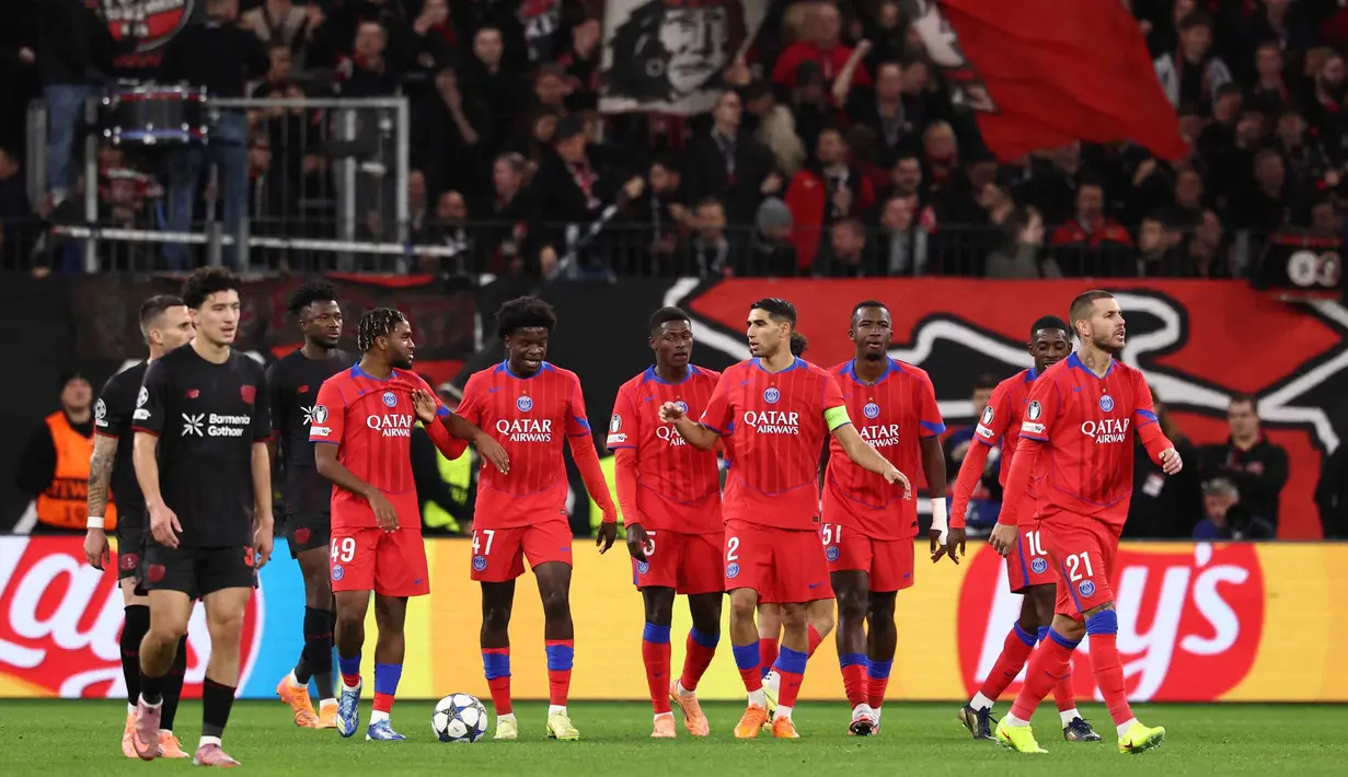 Paris Saint-Germain (PSG) tampil menggila di markas Bayer Leverkusen dalam laga matchday ketiga Liga Champions 2025/2026, Rabu (22/10) dini hari WIB. Bermain tandang, Les Parisiens menang telak 7-2 atas tuan rumah Bayer Leverkusen. (FRANCK FIFE/AFP)