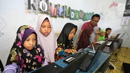 Anak-anak belajar internet saat pelatihan program Kebumen Desa Digital di Desa Tambakprogaten, Kabupaten Kebumen, Jateng, Minggu (6/5). Pelatihan tersebut guna meningkatkan penetrasi internet di Kabupaten Kebumen pada 2020. (Liputan6.com/Fery Pradolo)