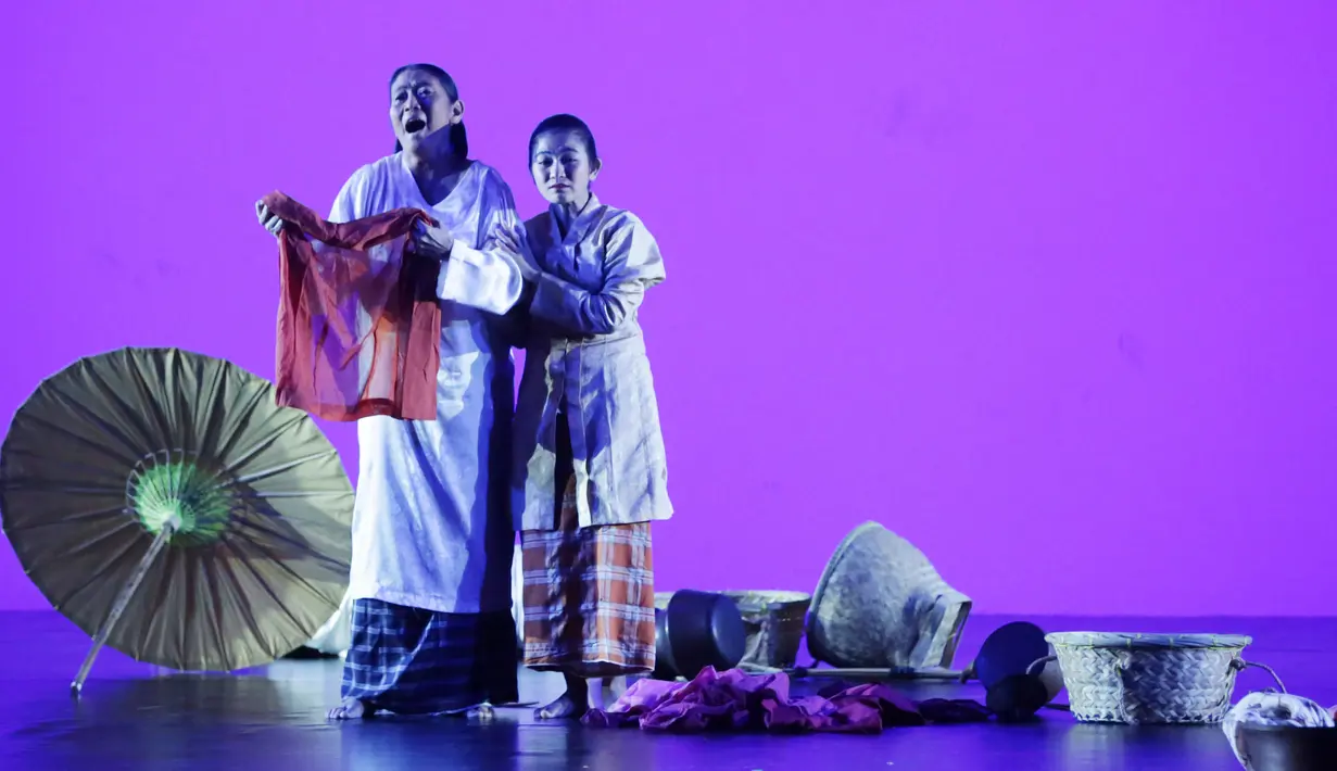 Penelusuran napak tilas kesenian dan budaya Indonesia yang dipersembahkan melintasi batas generasi. Atas konsistennya selama ini, Museum Rekor Dunia-Indonesia (MURI)  menganugerahi rekor sebagai perusahaan yang terbanyak mendukung pentas seni dan budaya. [Foto: Bambang E. Ros/Fimela.com]