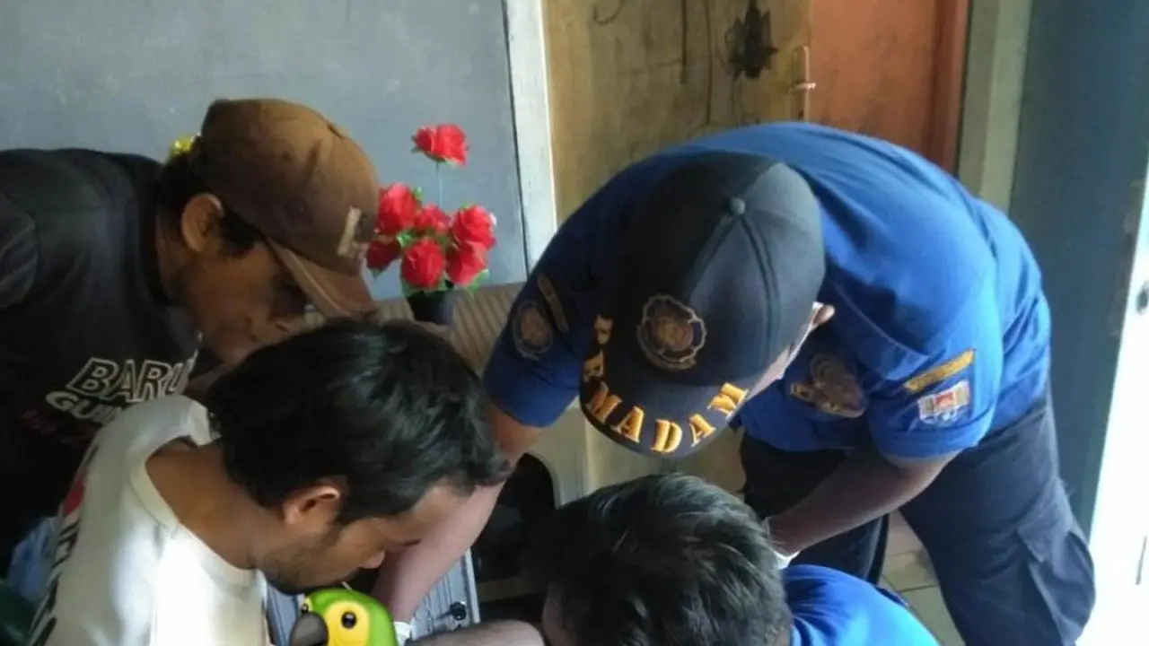 Petugas Damkar Cilacap memotong cincin menjepit alat vital seorang pria. (Foto: Damkar Cilacap/Yadin H)