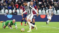 Pemain Juventus, Medhi Benatia saat mencetak gol ke gawang Crotone pada lanjutan Premier League di Allianz Stadium, Turin, Italy, (26/11/2017). Juventus menang 3-1. (Alessandro Di Marco/ANSA via AP)