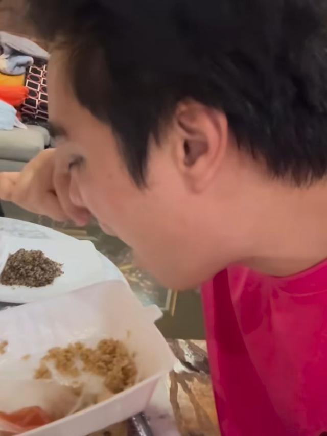 Rumah kebanjiran Baim Wong tetap menyantap makanannya. (credit:instagram.com/baimwong)