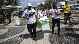 Aksi protes tersebut menyerukan diakhirinya kekerasan yang meletus selama operasi polisi di favela terhadap para tersangka pengedar narkoba dan pencuri. (AP Photo/Bruna Prado)