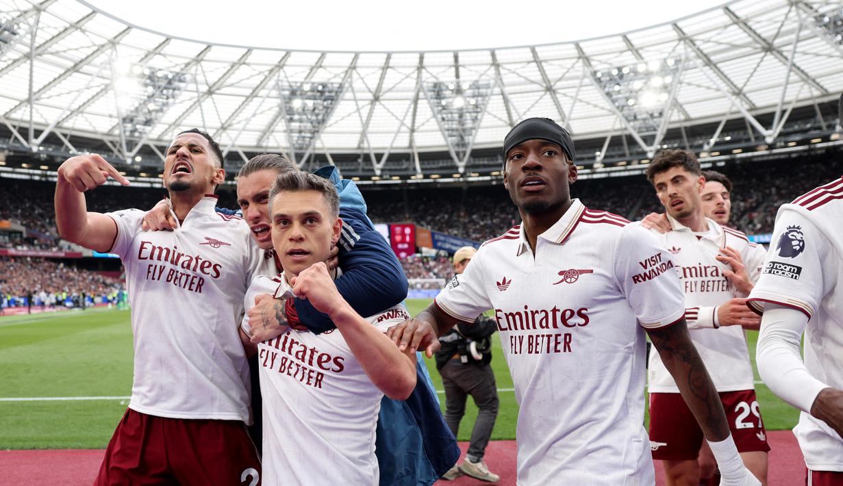 Arsenal tetap kokoh di puncak klasemen dengan 77 poin dari 36 pertandingan. Mereka menjaga jarak dari Manchester City yang terus membayangi di posisi kedua. (AFP/Adrian Dennis)