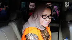 Wakil Ketua Komisi VII DPR Eni Maulani Saragih berada di dalam mobil usai menjalani pemeriksaan oleh penyidik di gedung KPK, Jakarta, Senin (24/7). Eni Saragih diperiksa terkait kasus dugaan suap terkait proyek PLTU Riau-1. (Merdeka.com/Dwi Narwoko)